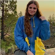 Soy Entrenadora personal, trabajo en un centro de entrenamiento de grupo y personalizado.